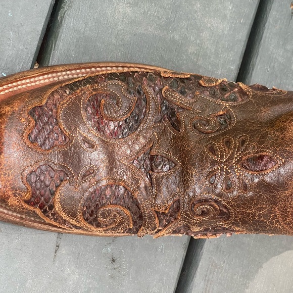 Corral Brown Vintage Western Boots with Embroidered Detailing - Picture 7 of 9